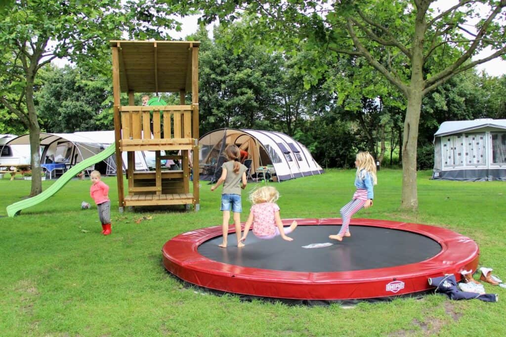 Spelende kinderen in de speeltuin