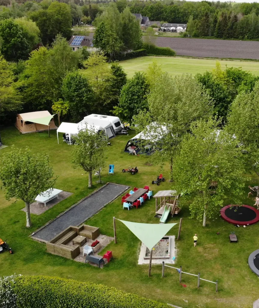 Kampeerveld met gezinnen op Camping Buitenplaats Drenthe