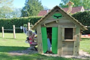 Kinderen spelen in speelhuisje